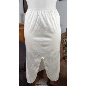 Dawn to Dusk Ivory Half Slip Nylon Size Small S 24/26 Lace Trimmed Elastic Waist